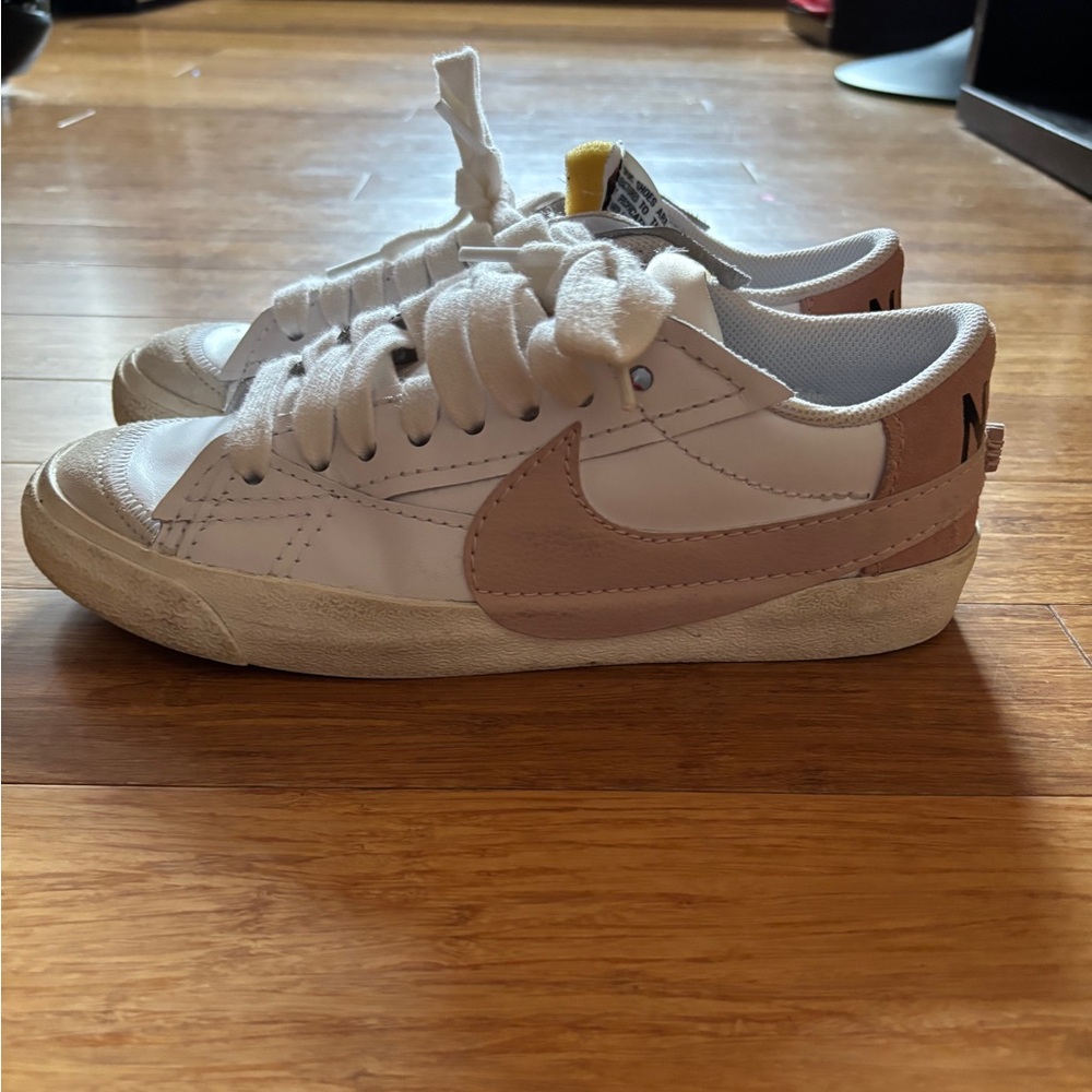 Women’s light pink Nike blazers size 10.